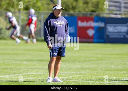 30. Juli 2017; Foxborough, MA, USA; Bill Belicheck, Cheftrainer der New England Patriots, sieht sich während des New England Patriots Trainingslagers im Gillette Stadium an. Anthony Nesmith/Cal Sport Media (Kreditbild: &Copy; Anthony Nesmith/CSM via ZUMA Wire) Stockfoto