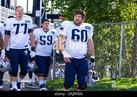 30. Juli 2017; Foxborough, MA, USA; das New England Patriots Center David Andrews (60) und New England Patriots Tackle Nate Solder (77) erobert das Feld während des New England Patriots Training Camp im Gillette Stadium. Anthony Nesmith/Cal Sport Media (Kreditbild: &Copy; Anthony Nesmith/CSM via ZUMA Wire) Stockfoto