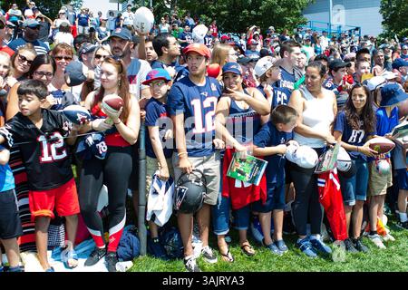 30. Juli 2017; Foxborough, MA, USA; die Fans der New England Patriots stehen am Ende des New England Patriots Training Camp im Gillette Stadium für Autogramme an. Anthony Nesmith/Cal Sport Media (Kreditbild: &Copy; Anthony Nesmith/CSM via ZUMA Wire) Stockfoto