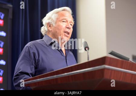 30. Juli 2017: Robert Kraft, der Eigentümer der New England Patriots, spricht über die Ankündigung des Defensive End der New England Patriots Rob Ninkovich im Gillette Stadium in Foxborough, Massachusetts. Eric Canha/CSM. (Kreditbild: &Copy; Eric Canha/CSM via ZUMA Wire) Stockfoto