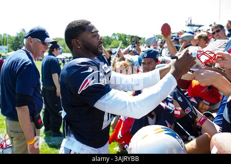 30. Juli 2017; Foxborough, MA, USA; Malcolm Butler (21) unterzeichnet Autogramme am Ende des New England Patriots Training Camp im Gillette Stadium. Anthony Nesmith/Cal Sport Media (Kreditbild: &Copy; Anthony Nesmith/CSM via ZUMA Wire) Stockfoto