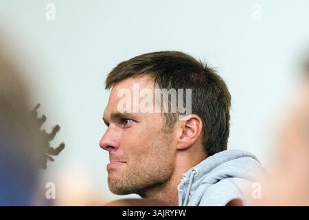 30. Juli 2017; Foxborough, MA, USA; Tom Brady, Quarterback der New England Patriots, sieht sich während der Pressekonferenz an, um Rob Ninkovichs Rücktritt im Gillette Stadium bekannt zu geben. Anthony Nesmith/Cal Sport Media (Kreditbild: &Copy; Anthony Nesmith/CSM via ZUMA Wire) Stockfoto