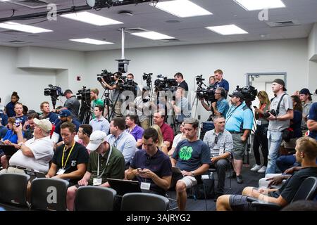 30. Juli 2017; Foxborough, MA, USA; Medienvertreter warten auf den Beginn der Pressekonferenz, als der Defensivende der New England Patriots Rob Ninkovich seinen Rücktritt im Gillette Stadium ankündigt. Anthony Nesmith/Cal Sport Media (Kreditbild: &Copy; Anthony Nesmith/CSM via ZUMA Wire) Stockfoto