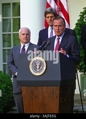 23. Oktober 1992 - Washington, District of Columbia, Vereinigte Staaten von Amerika - Washington, DC - (DATEI) -- US-Präsident George H.W. Bush gibt bekannt, dass die Regierung Vietnams sich bereit erklärt hat, alle Informationen einschließlich Fotos, Artefakte und Militärdokumente über Kriegsgefangene und Vermisste in Aktion (MIAs) am Freitag, den 23. Oktober 1992 im Rosengarten des Weißen Hauses zur Verfügung zu stellen. Von links nach rechts abgebildet: US-Senator John McCain (Republikaner von Arizona), US-Senator John F. Kerry (Demokrat von Massachusetts) und Präsident Bus Stockfoto