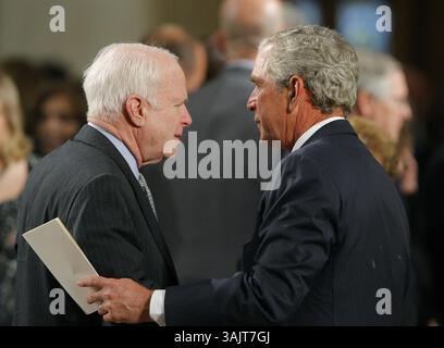 29. August 2009 – Boston, Massachusetts, Vereinigte Staaten von Amerika – Boston, MA – 29. August 2009 – US-Senator John McCain (L) spricht mit dem ehemaligen US-Präsidenten George W. Bush (R), während sie auf den Beginn warten. Während der Beerdigung für US-Senator Edward Kennedy in der Basilica of Our Lady of Perpetual Help in Boston, Massachusetts, 29. August 2009. Senator Kennedy starb am späten Dienstag nach einem Kampf gegen Krebs. Credit: Brian Snyder- Pool via CNP (Credit Image: © Brian Snyder/CNP via ZUMA Wire) Stockfoto