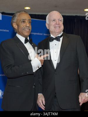 3. Mai 2014 - Washington, District of Columbia, Vereinigte Staaten von Amerika - Reverend Al Sharpton links und US-Senator John McCain (Republikaner von Arizona) rechts kommen zum jährlichen Abendessen der White House Correspondents Association 2014 im Washington Hilton Hotel am Samstag, 3. Mai 2014. Guthaben: Ron Sachs / CNP. (Kreditbild: © Ron Sachs/CNP via ZUMA Wire) Stockfoto