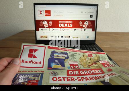 Auf einem Laptop wurde die Website des Discounters Kaufland geöffnet. Schnelsen Hamburg *** die Website des Discounters Kaufland wurde auf einem Laptop Schnelsen Hamburg eröffnet Stockfoto
