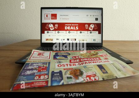 Auf einem Laptop wurde die Website des Discounters Kaufland geöffnet. Schnelsen Hamburg *** die Website des Discounters Kaufland wurde auf einem Laptop Schnelsen Hamburg eröffnet Stockfoto