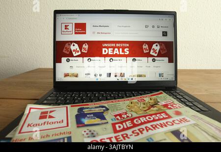 Auf einem Laptop wurde die Website des Discounters Kaufland geöffnet. Schnelsen Hamburg *** die Website des Discounters Kaufland wurde auf einem Laptop Schnelsen Hamburg eröffnet Stockfoto