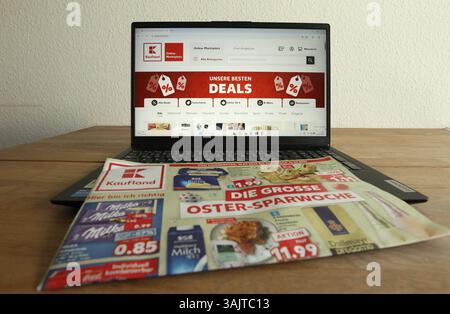 Auf einem Laptop wurde die Website des Discounters Kaufland geöffnet. Schnelsen Hamburg *** die Website des Discounters Kaufland wurde auf einem Laptop Schnelsen Hamburg eröffnet Stockfoto