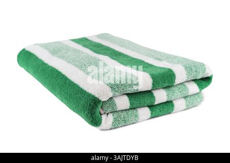 Sorgfältig gefaltetes, weiches, gestreiftes grünes Badetuch isoliert auf weißem Hintergrund. Frotteetuch, gestreifte Handtuchstruktur, Baumwollbadestoff oder Microf Stockfoto