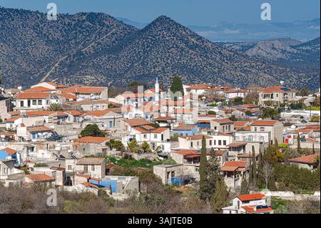 Das charmante Dorf Pano lefkara in den troodos-Bergen auf zypern bietet traditionelle Architektur mit roten Ziegeldächern und Steinhäusern in einer ruhigen Umgebung Stockfoto