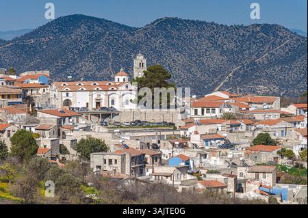 Pano Lefkara, ein malerisches Dorf auf Zypern, zeigt seine traditionelle Architektur und die prominente Kirche vor dem Hintergrund sanfter Hügel. Larnac Stockfoto