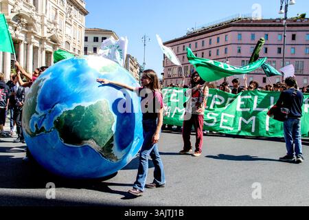 Rom, Italien. April 2025. Der globale Klimastreik fordert die Umweltbewegung Fridays for Future auf, die Aufmerksamkeit auf ökologische Umstellung zu lenken. Ähnliche Demonstrationen fanden in vielen italienischen Städten sowie in Rom statt. (Foto: Patrizia Cortellessa/Pacific Press) Credit: Pacific Press Media Production Corp./Alamy Live News Stockfoto