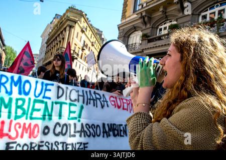 Rom, Italien. April 2025. Der globale Klimastreik fordert die Umweltbewegung Fridays for Future auf, die Aufmerksamkeit auf ökologische Umstellung zu lenken. Ähnliche Demonstrationen fanden in vielen italienischen Städten sowie in Rom statt. (Foto: Patrizia Cortellessa/Pacific Press) Credit: Pacific Press Media Production Corp./Alamy Live News Stockfoto