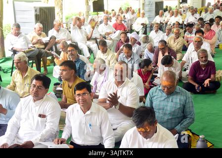 Bikaner, Indien. April 2025. Devotees nehmen am Freitag in Murali Manohar Dhora an dem dreitägigen Singen von Versen aus dem Buch-Pad Ratnakar Teil, geschrieben von Shri Hanuman Prasad Poddar Ji Maharaj Geeta Press Gorakhpur in Bikaner. (Foto: Dinesh Gupta/Pacific Press) Credit: Pacific Press Media Production Corp./Alamy Live News Stockfoto