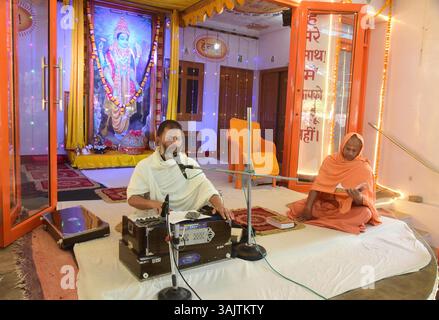 Bikaner, Indien. April 2025. Devotees nehmen am Freitag in Murali Manohar Dhora an dem dreitägigen Singen von Versen aus dem Buch-Pad Ratnakar Teil, geschrieben von Shri Hanuman Prasad Poddar Ji Maharaj Geeta Press Gorakhpur in Bikaner. (Foto: Dinesh Gupta/Pacific Press) Credit: Pacific Press Media Production Corp./Alamy Live News Stockfoto