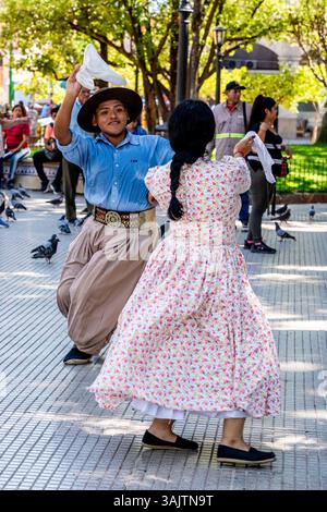 Junge Leute Im Kostümtanzen Auf Der Plaza 9 De Julio, Salta, Provinz Salta, Argentinien. Stockfoto