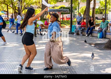 Junge Leute Im Kostümtanzen Auf Der Plaza 9 De Julio, Salta, Provinz Salta, Argentinien. Stockfoto