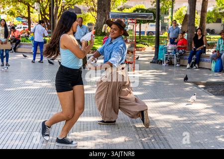 Junge Leute Im Kostümtanzen Auf Der Plaza 9 De Julio, Salta, Provinz Salta, Argentinien. Stockfoto