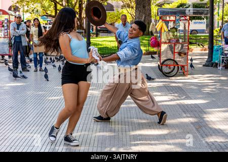 Junge Leute Im Kostümtanzen Auf Der Plaza 9 De Julio, Salta, Provinz Salta, Argentinien. Stockfoto