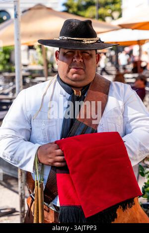 Ein Porträt Eines Gauchos, der sich auf die Teilnahme an der zweimonatlichen Wachablösung auf dem 9. Juli-Platz in Salta, Argentinien vorbereitet. Stockfoto