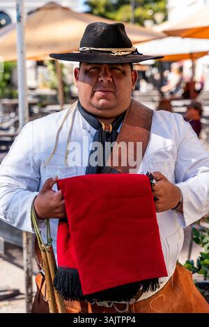Ein Porträt Eines Gauchos, der sich auf die Teilnahme an der zweimonatlichen Wachablösung auf dem 9. Juli-Platz in Salta, Argentinien vorbereitet. Stockfoto