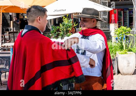 Gauchos bereiten sich auf die Teilnahme an der zweimonatlichen Wachwechsel-Zeremonie auf dem 9. Juli-Platz in Salta, Provinz Salta, Argentinien vor. Stockfoto
