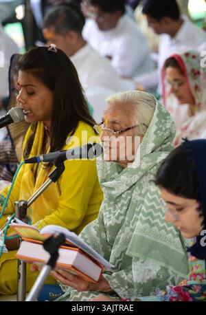 Bikaner, Rajasthan, Indien. April 2025. Devotees nehmen am Freitag in Murali Manohar Dhora an dem dreitägigen Singen von Versen aus dem Buch-Pad Ratnakar Teil, geschrieben von Shri Hanuman Prasad Poddar Ji Maharaj Geeta Press Gorakhpur in Bikaner. (Kreditbild: © Dinesh Gupta/Pacific Press via ZUMA Press Wire) NUR REDAKTIONELLE VERWENDUNG! Nicht für kommerzielle ZWECKE! Stockfoto