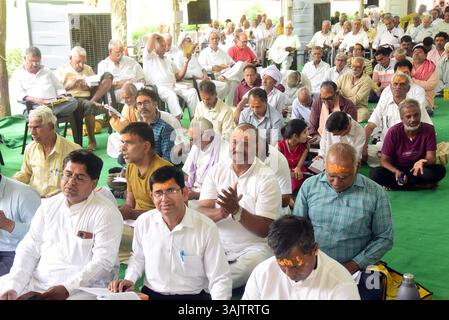 Bikaner, Rajasthan, Indien. April 2025. Devotees nehmen am Freitag in Murali Manohar Dhora an dem dreitägigen Singen von Versen aus dem Buch-Pad Ratnakar Teil, geschrieben von Shri Hanuman Prasad Poddar Ji Maharaj Geeta Press Gorakhpur in Bikaner. (Kreditbild: © Dinesh Gupta/Pacific Press via ZUMA Press Wire) NUR REDAKTIONELLE VERWENDUNG! Nicht für kommerzielle ZWECKE! Stockfoto