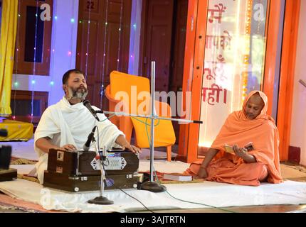 Bikaner, Rajasthan, Indien. April 2025. Devotees nehmen am Freitag in Murali Manohar Dhora an dem dreitägigen Singen von Versen aus dem Buch-Pad Ratnakar Teil, geschrieben von Shri Hanuman Prasad Poddar Ji Maharaj Geeta Press Gorakhpur in Bikaner. (Kreditbild: © Dinesh Gupta/Pacific Press via ZUMA Press Wire) NUR REDAKTIONELLE VERWENDUNG! Nicht für kommerzielle ZWECKE! Stockfoto