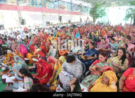 Bikaner, Rajasthan, Indien. April 2025. Devotees nehmen am Freitag in Murali Manohar Dhora an dem dreitägigen Singen von Versen aus dem Buch-Pad Ratnakar Teil, geschrieben von Shri Hanuman Prasad Poddar Ji Maharaj Geeta Press Gorakhpur in Bikaner. (Kreditbild: © Dinesh Gupta/Pacific Press via ZUMA Press Wire) NUR REDAKTIONELLE VERWENDUNG! Nicht für kommerzielle ZWECKE! Stockfoto