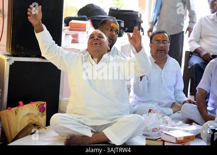 Bikaner, Rajasthan, Indien. April 2025. Devotees nehmen am Freitag in Murali Manohar Dhora an dem dreitägigen Singen von Versen aus dem Buch-Pad Ratnakar Teil, geschrieben von Shri Hanuman Prasad Poddar Ji Maharaj Geeta Press Gorakhpur in Bikaner. (Kreditbild: © Dinesh Gupta/Pacific Press via ZUMA Press Wire) NUR REDAKTIONELLE VERWENDUNG! Nicht für kommerzielle ZWECKE! Stockfoto