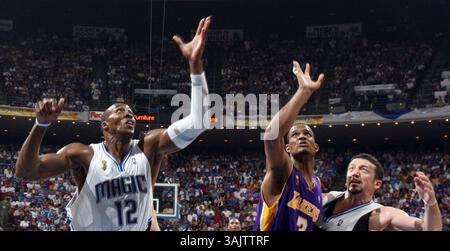 11. Juni 2009 - Orlando, Florida, USA - Orlando Magic Center DWIGHT HOWARD, Lakers Stürmer TREVOR ARIZA und HEDO TURKOGLU beobachten den Ball in der ersten Halbzeit. Spiel 4 des NBA Finals gegen die Los Angle Lakers in der Amway Arena in Orlando. Die Lakers besiegten die Magic 99-91 in Überstunden und nahmen 3-1 in der Best-of-Seven-Serie einen Vorsprung. (Foto: © Gary W. Green/Orlando Sentinel/ZUMA Press) EINSCHRÄNKUNGEN: * Daytona und Online-RECHTE AUS * Stockfoto