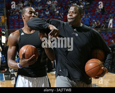 11. Juni 2009 – Orlando, Florida, USA – Orlando Magic Assistant Coach und New York Knicks Legend PATRICK EWING spielt vor Beginn des Spiels mit Center DWIGHT HOWARD. Ewing hat kürzlich eine Vertragsverlängerung unterzeichnet und wird in der nächsten Saison zurückkehren. (Foto: © Gary W. Green/Orlando Sentinel/ZUMA Press) EINSCHRÄNKUNGEN: * Daytona und Online-RECHTE AUS * Stockfoto