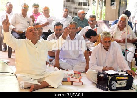Bikaner, Rajasthan, Indien. April 2025. Devotees nehmen am Freitag in Murali Manohar Dhora an dem dreitägigen Singen von Versen aus dem Buch-Pad Ratnakar Teil, geschrieben von Shri Hanuman Prasad Poddar Ji Maharaj Geeta Press Gorakhpur in Bikaner. (Kreditbild: © Dinesh Gupta/Pacific Press via ZUMA Press Wire) NUR REDAKTIONELLE VERWENDUNG! Nicht für kommerzielle ZWECKE! Stockfoto