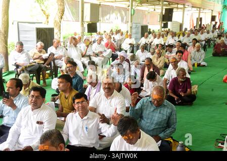 Bikaner, Rajasthan, Indien. April 2025. Devotees nehmen am Freitag in Murali Manohar Dhora an dem dreitägigen Singen von Versen aus dem Buch-Pad Ratnakar Teil, geschrieben von Shri Hanuman Prasad Poddar Ji Maharaj Geeta Press Gorakhpur in Bikaner. (Kreditbild: © Dinesh Gupta/Pacific Press via ZUMA Press Wire) NUR REDAKTIONELLE VERWENDUNG! Nicht für kommerzielle ZWECKE! Stockfoto
