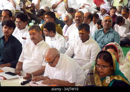 Bikaner, Rajasthan, Indien. April 2025. Devotees nehmen am Freitag in Murali Manohar Dhora an dem dreitägigen Singen von Versen aus dem Buch-Pad Ratnakar Teil, geschrieben von Shri Hanuman Prasad Poddar Ji Maharaj Geeta Press Gorakhpur in Bikaner. (Kreditbild: © Dinesh Gupta/Pacific Press via ZUMA Press Wire) NUR REDAKTIONELLE VERWENDUNG! Nicht für kommerzielle ZWECKE! Stockfoto