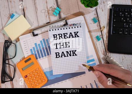 Kreditkarten-Diebstahl-Konzept. Hacker mit Kreditkarten auf seinem Laptop mit ihnen für nicht autorisierte einkaufen. Nicht autorisierte Zahlungen Stockfoto