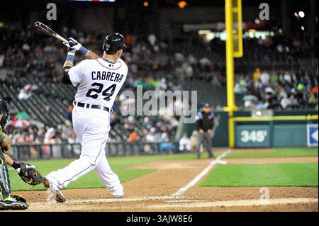 15. Mai 2009: Detroit Tigers erster Baseman Miguel Cabrera #24 führt diesen Ball am Freitagabend im Comerica Park, Detroit, Michigan zum Doppelspiel. Detroit Tigers vs Oakland A's Steven King/CSM (Bild: © Steven King/Cal Sport Media) Stockfoto