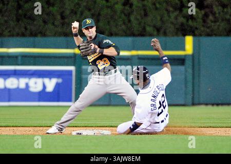 15. Mai 2009: Detroit, MI. Oakland Athletics zweiter Baseman Adam Kennedy #29 zwingt Detroit Tigers Center Fielder Curtis Granderson am Freitagabend im Comerica Park, Detroit, Michigan auf Platz 28. Detroit Tigers vs Oakland A. Steven King/CSM (Bild: © Steven King/Cal Sport Media) Stockfoto