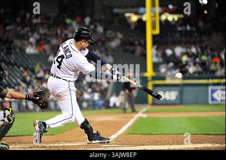 15. Mai 2009 - Detroit, MI.. Der zweite Baseman Placido Polanco #14 von Detroit Tigers hält diesen Ball auf der rechten Seite, um am Freitagabend im Comerica Park, Detroit, Michigan einen Hit im Spiel zu erzielen... Detroit Tigers vs Oakland A's. Steven King/CSM (Bild: © Steven King/Cal Sport Media) Stockfoto