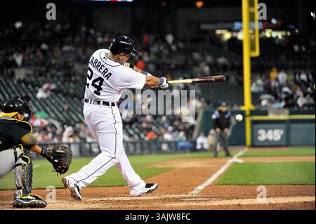 15. Mai 2009: Detroit Tigers erster Baseman Miguel Cabrera #24 führt diesen Ball am Freitagabend im Comerica Park, Detroit, Michigan zum Doppelspiel. Detroit Tigers vs Oakland A's Steven King/CSM (Bild: © Steven King/Cal Sport Media) Stockfoto