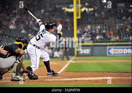 15. Mai 2009: Detroit, MI. Der Regen fällt noch härter, als Brandon Inge, der dritte Baseman der Detroit Tigers, am Freitagabend im Comerica Park, Detroit, Michigan, nicht ganz auf dieses Spielfeld kommt... Detroit Tigers vs Oakland A's. Steven King/CSM (Bild: © Steven King/Cal Sport Media) Stockfoto