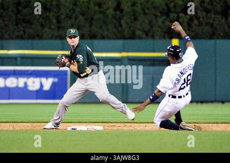 15. Mai 2009: Detroit, MI. Oakland Athletics zweiter Baseman Adam Kennedy #29 zwingt Detroit Tigers Center Fielder Curtis Granderson am Freitagabend im Comerica Park, Detroit, Michigan auf Platz 28. Detroit Tigers vs Oakland A. Steven King/CSM (Bild: © Steven King/Cal Sport Media) Stockfoto