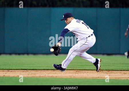 15. Mai 2009 - Detroit, MI.. Detroit Tigers zweiter Baseman Placido Polanco #14 gibt diesen Ball am Freitagabend im Comerica Park, Detroit, Michigan zurück. Detroit Tigers vs Oakland A's. Steven King/CSM (Bild: © Steven King/Cal Sport Media) Stockfoto