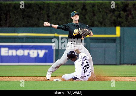 15. Mai 2009: Detroit, MI. Oakland Athletics zweiter Baseman Adam Kennedy #29 zwingt Detroit Tigers Center Fielder Curtis Granderson am Freitagabend im Comerica Park, Detroit, Michigan auf Platz 28. Detroit Tigers vs Oakland A. Steven King/CSM (Bild: © Steven King/Cal Sport Media) Stockfoto