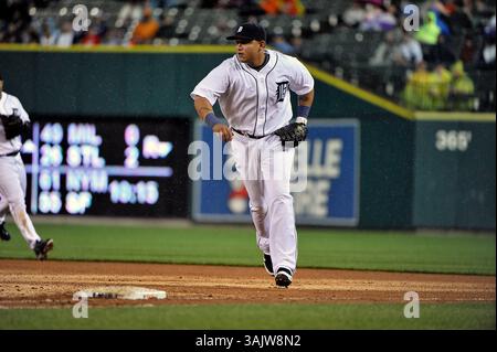 15. Mai 2009: Detroit Tigers erster Baseman Miguel Cabrera #24 macht sich am Freitagabend im Comerica Park, Detroit, Michigan, zunächst ohne Assistenz im Spiel aus. Detroit Tigers vs Oakland A. Steven King/CSM (Bild: © Steven King/Cal Sport Media) Stockfoto