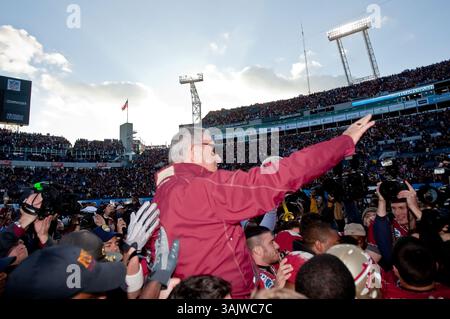 Januar 2010 - Jacksonville, Florida, Vereinigte Staaten - 01. Januar 2010: Bobby Bowden, Head Coach des Bundesstaates Florida, wird von seinem Team nach der Fußballaktion des Konica Minolta Gator Bowl College zwischen den West Virginia Mountaineers und den Florida State Seminoles, die am 01. Januar 2010 im Jacksonville Municipal Stadium in Jacksonville, Florida gespielt wurde, vom Feld getragen. (Credit Image: © Gray Quetti/Cal Sport Media/ZUMApress.com) Stockfoto