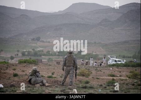 9. Mai 2009 - Valerno, Afghanistan - Soldaten der US-Armee, die in der Stadt Valerno patrouillieren, stoppen Afghanen, die mit dem Auto reisen, um sie nach Waffen in der Nähe der Operationsbasis Boris im Bezirk Bermel der Provinz Paktika, südöstlich von Kabul, nahe der pakistanischen Grenze zu suchen. (Kreditbild: © John Goodman/ZUMA Press) Stockfoto